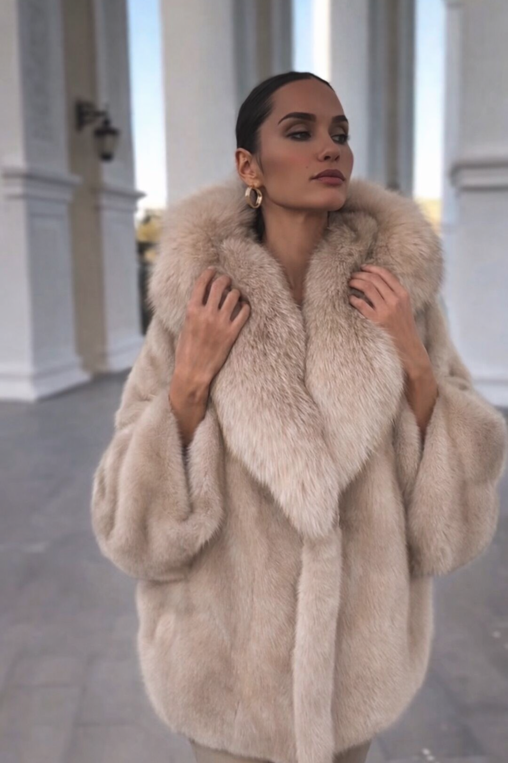 Pelliccia Donna Eco-Fur Marrone con Collo Voluminoso – Elegante & Calda