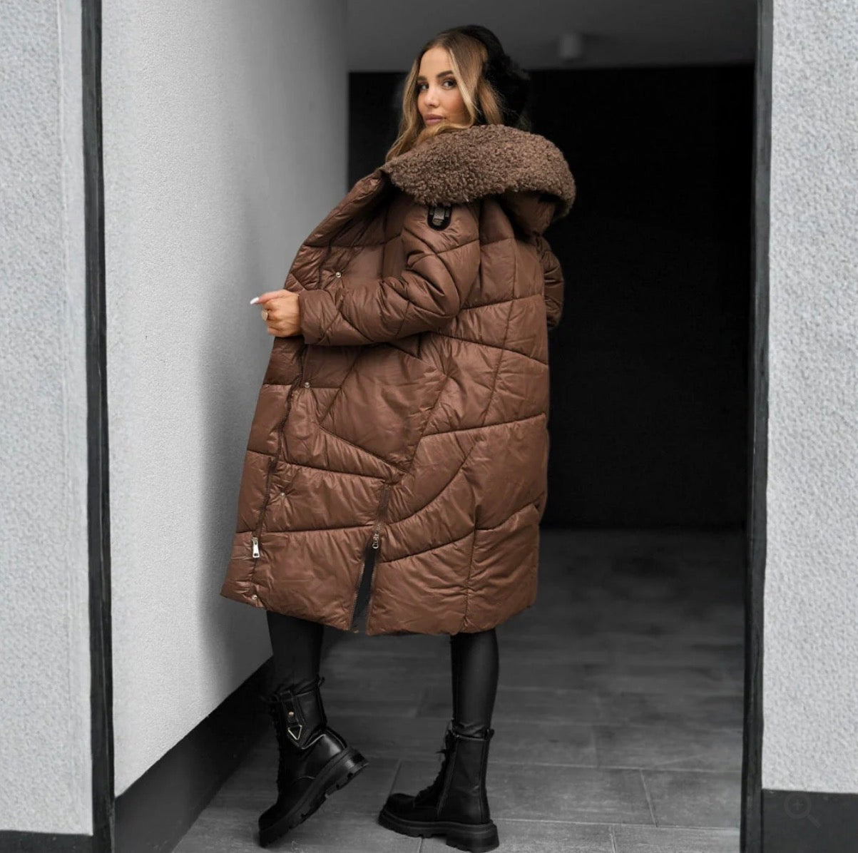 Piumino Lungo Donna  con Cappuccio in Eco-Pelliccia | Caldo, Elegante
