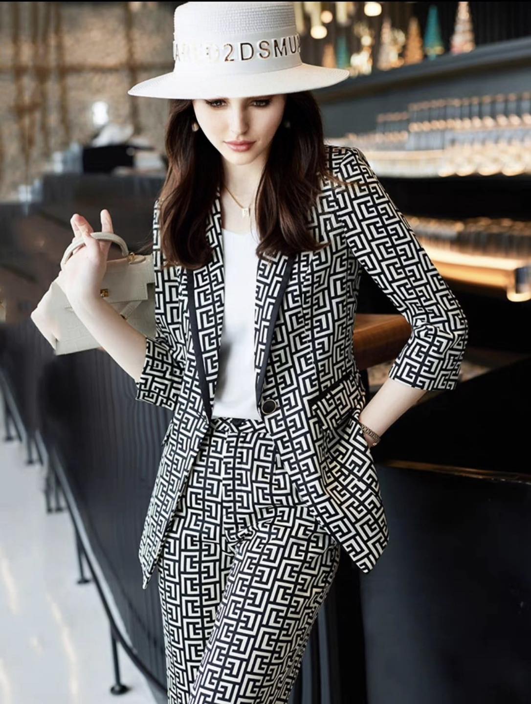 Tailleur Modello SHAIL tutte le taglie disponibili dalla 36 alla 60, Made in Italy