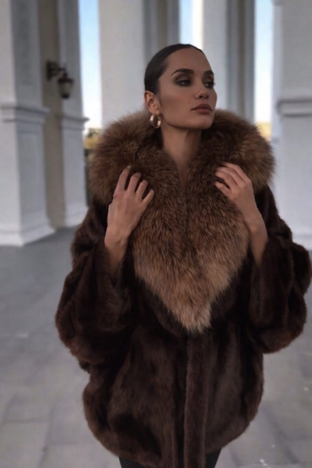 Pelliccia Donna Eco-Fur Marrone con Collo Voluminoso – Elegante & Calda