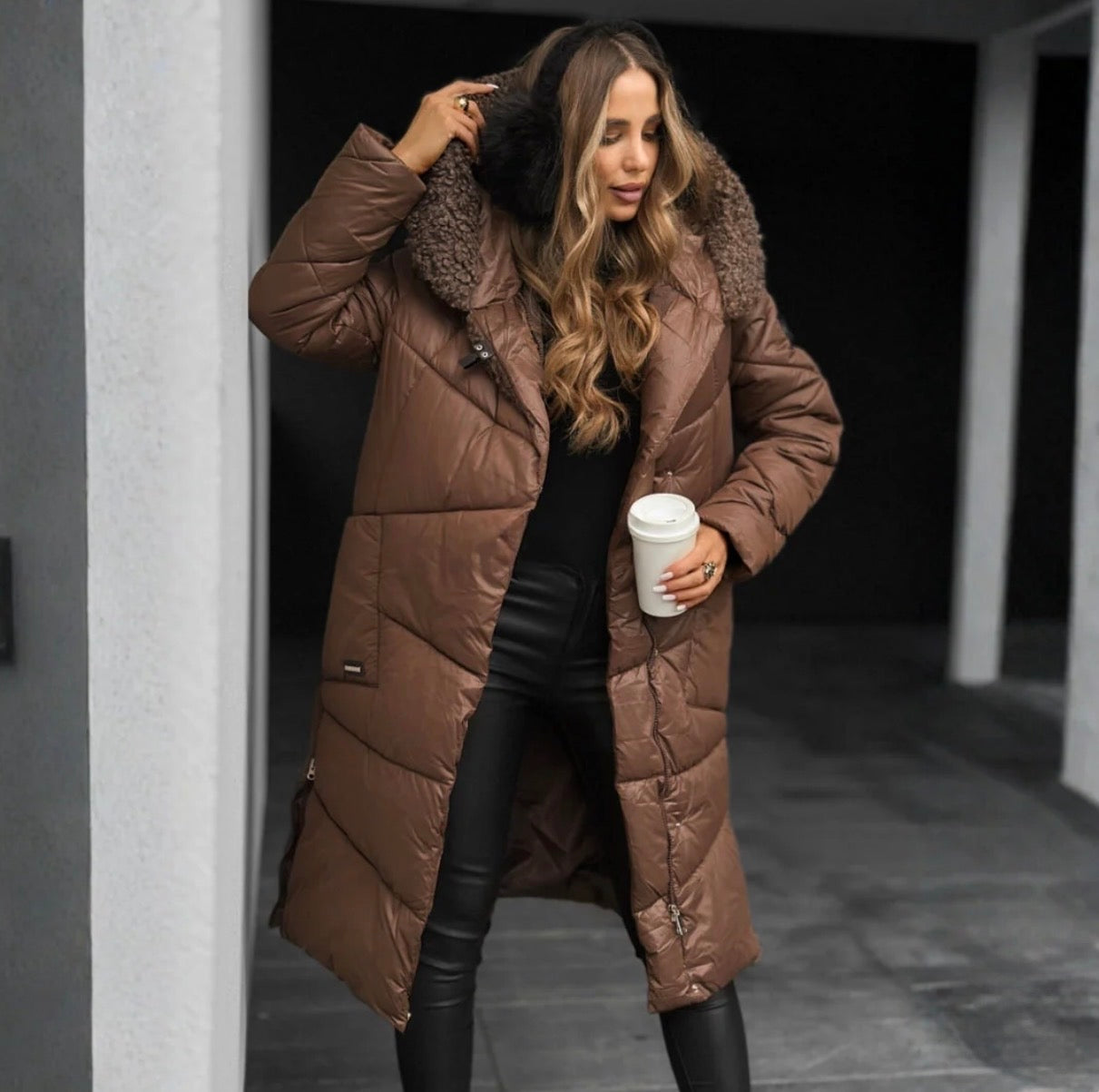 Piumino Lungo Donna  con Cappuccio in Eco-Pelliccia | Caldo, Elegante