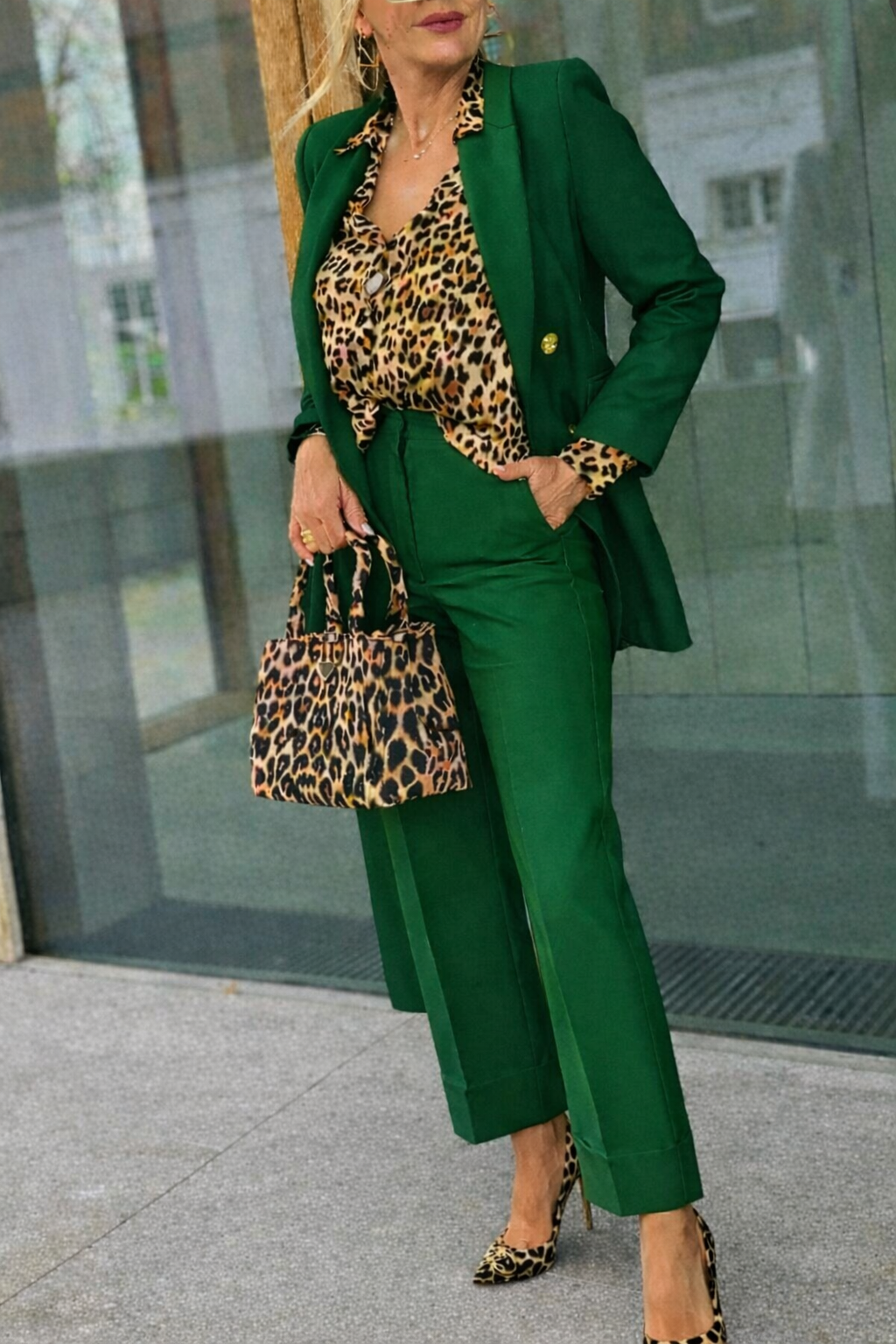 Fantastico Tailleur Con Camicia in omaggio tutte le taglie disponibili.