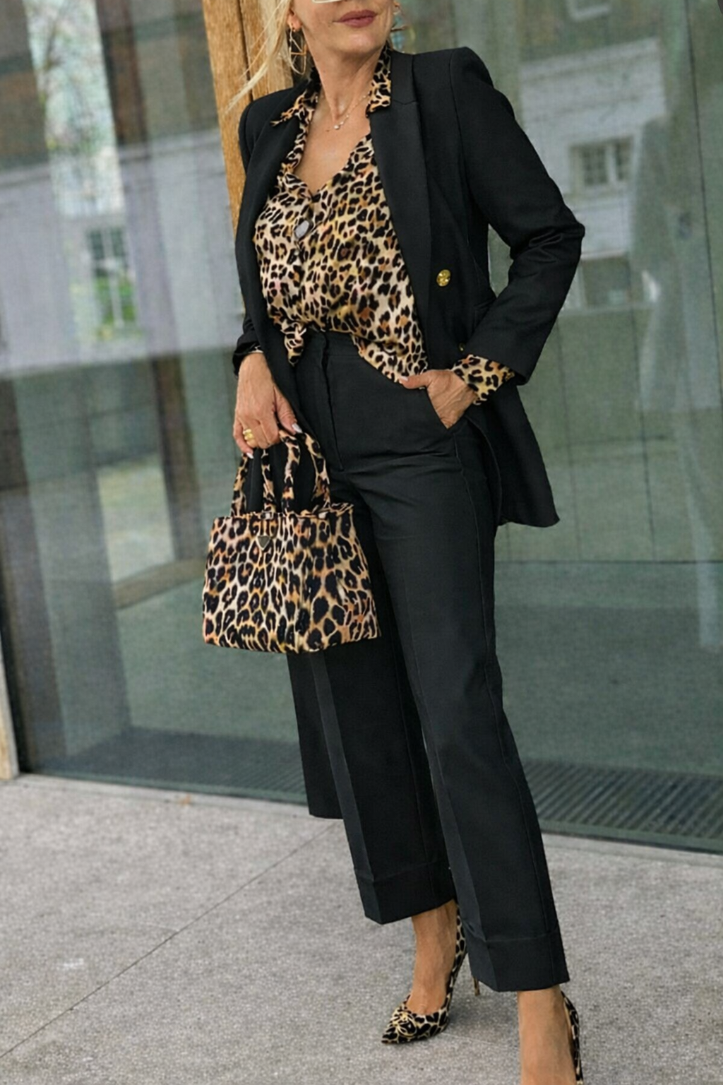 Fantastico Tailleur Con Camicia in omaggio tutte le taglie disponibili.
