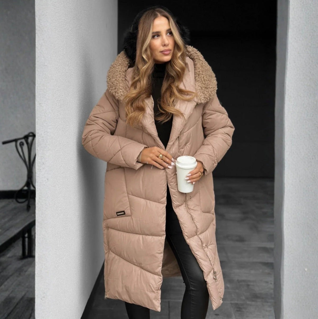 Piumino Lungo Donna  con Cappuccio in Eco-Pelliccia | Caldo, Elegante