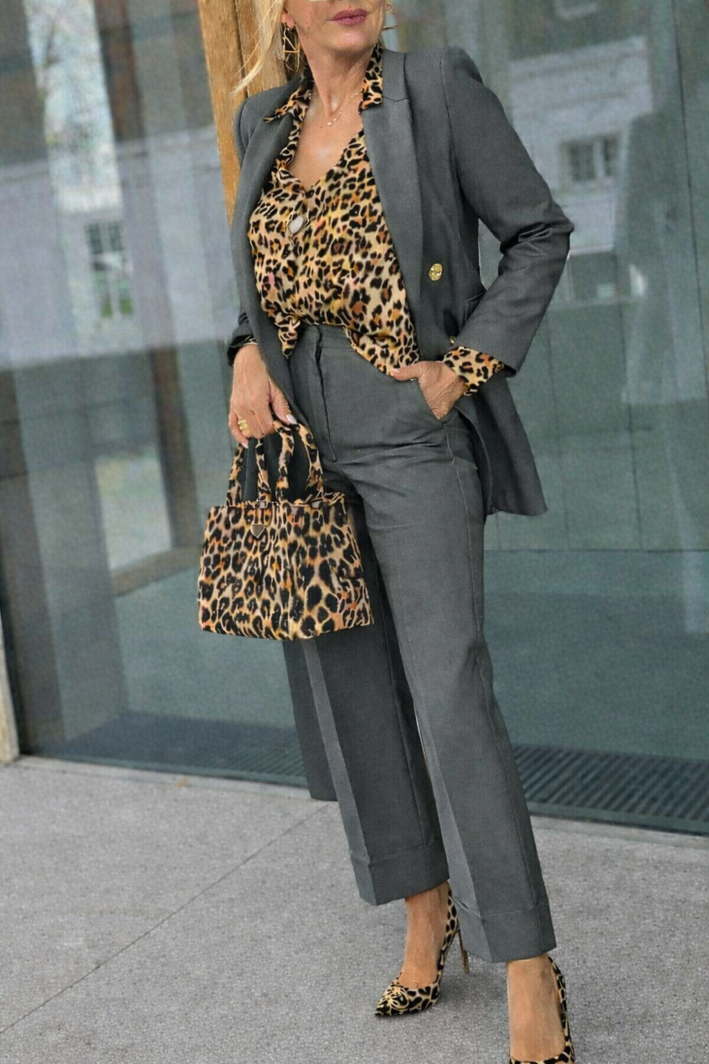 Fantastico Tailleur Con Camicia in omaggio tutte le taglie disponibili.
