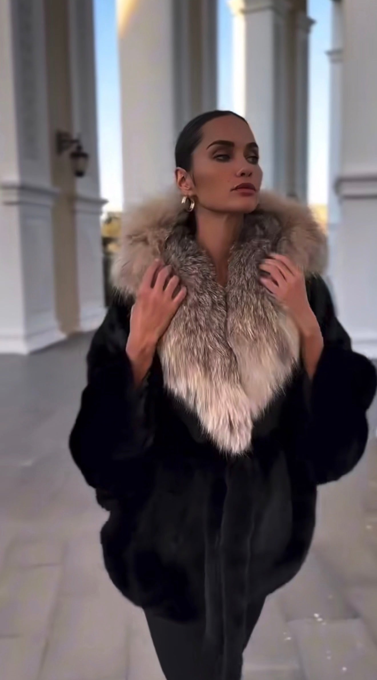 Pelliccia Donna Eco-Fur Marrone con Collo Voluminoso – Elegante & Calda