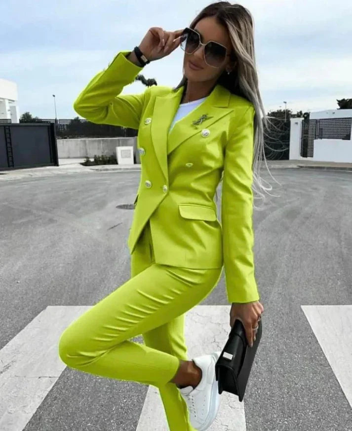Tailleur Modello Bottoni tutte le taglie disponibili dalle 36 alla 60, vestibilità regolare