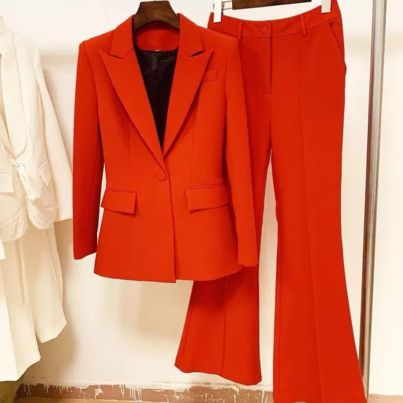 Tailleur modello zampa tutte le taglie disponibili Questo completo permette di personalizzare completamente la vestibilità, scegliendo in autonomia la taglia della giacca e quella del pantalone per un fit perfetto
