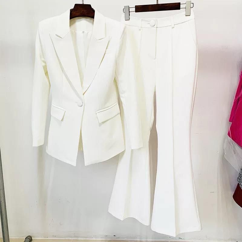 Tailleur modello zampa tutte le taglie disponibili Questo completo permette di personalizzare completamente la vestibilità, scegliendo in autonomia la taglia della giacca e quella del pantalone per un fit perfetto